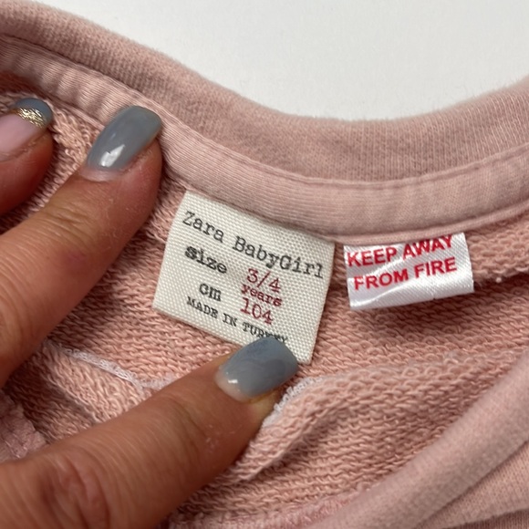 ZARA girls size 3/4 pink sweatshirt with buttons on left shoulder - Picture 2 of 4